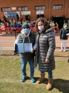 Julio Tolón, concejal de Deportes, recibiendo una placa de agradecimiento de la FPCYL