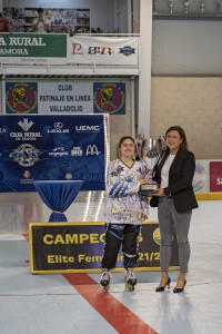La presidenta de la FPCYL, Isabel Rodríguez, entrega la Copa.